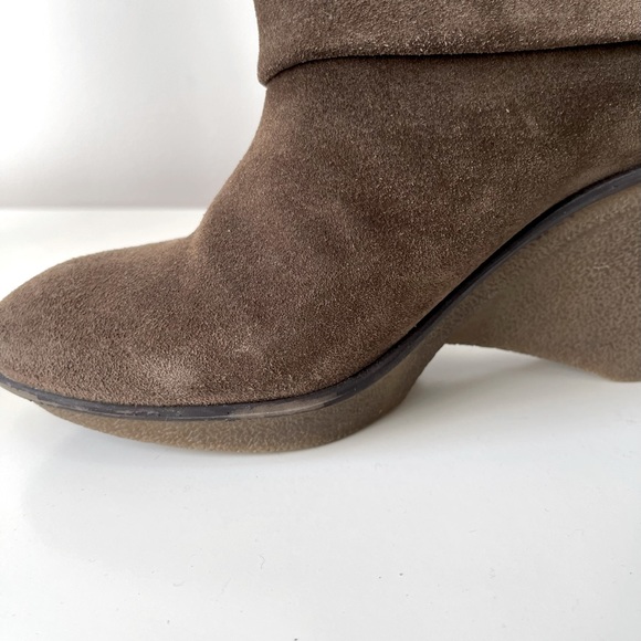 B Makowsky Brown Suede Wedge Boots with Buckles - Picture 10 of 12